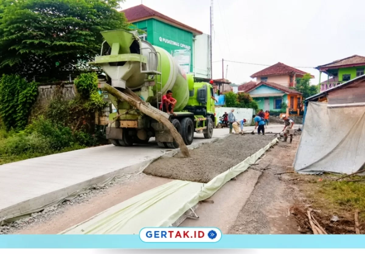 Keterangan foto: Pekerjaan pembangunan jalan rabat beton di Jalan Raya Muncang&ndash;Gajrug. Hingga proses pekerjaan berlangsung, papan informasi proyek belum terpasang./Dok.Gertak.id