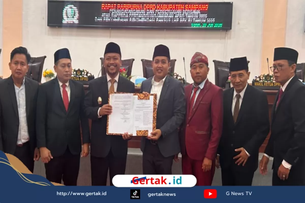 Wabup Ahmad Mahfudz Sampaikan Pendapat Akhir Raperda Pertanggungjawaban APBD Sampang 2025  