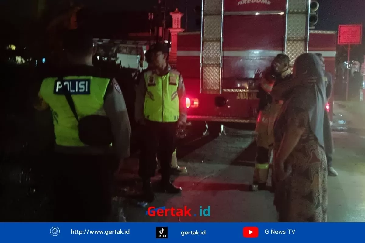 Kebakaran Lahan Diduga Dipicu Pembakaran Sampah, Polsek Wiradesa Lakukan Penanganan Cepat