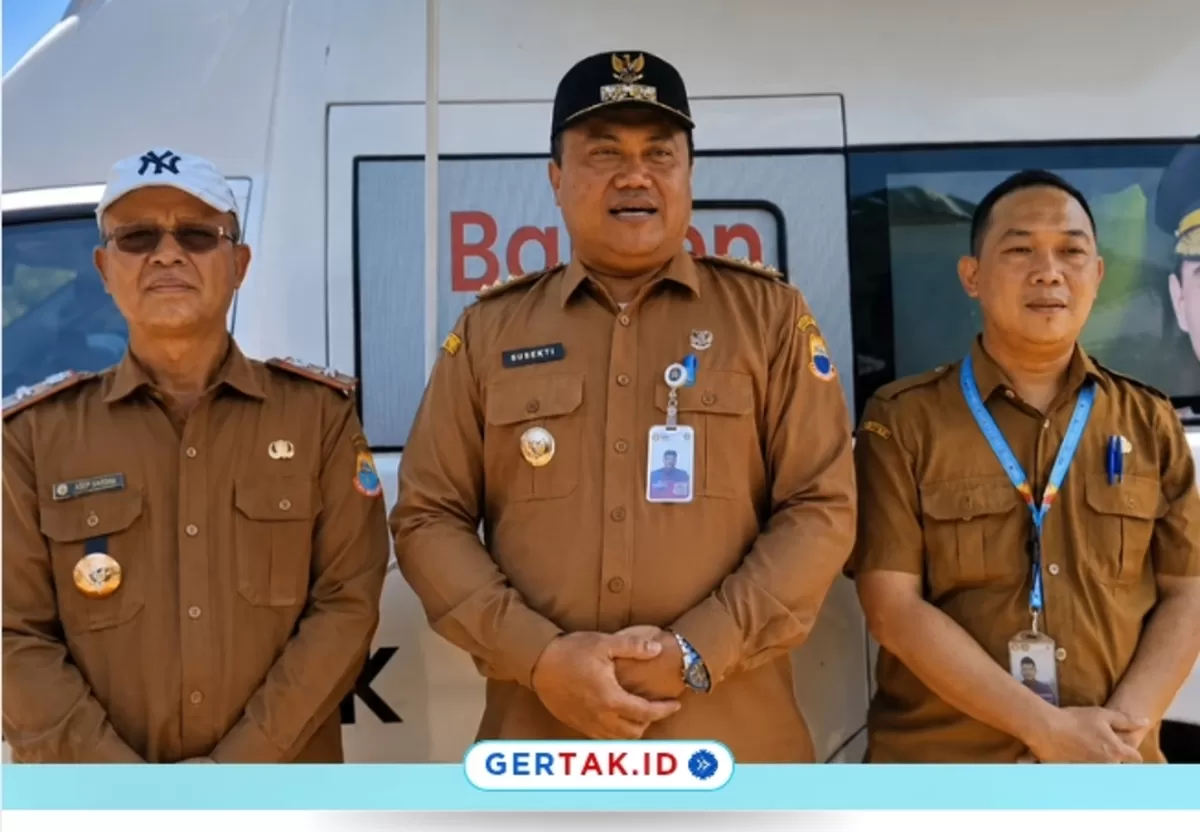 Keterangan foto: Kepala Desa Sukajaya Asep Sarbini (kiri), Camat Sajira H. Subekti (tengah), dan Plt Kepala Puskesmas Sajira Ikhfaru Rijal saat pelaksanaan CKG di Kecamatan Sajira./Dok.PKMSajira
