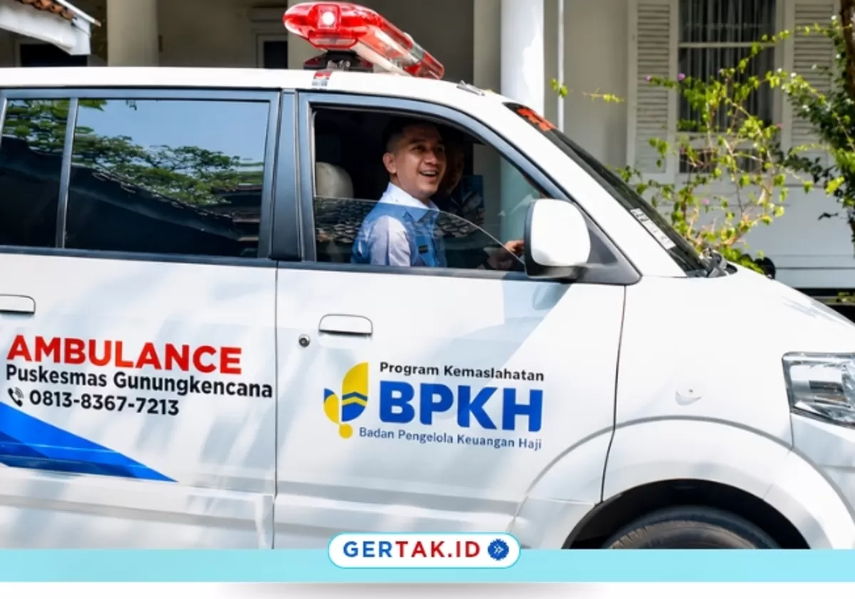 Keterangan Foto: Moment Bupati Lebak Moch. Hasbi Asyidiki Jayabaya berada di dalam mobil ambulans bantuan Program Kemaslahatan BPKH yang diserahkan kepada Puskesmas Gunungkencana, Senin (27/7/2026).