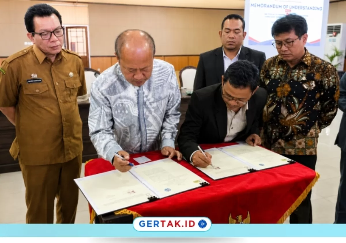 Keterangan foto: Rektor USBR dan Rektor UNJ menandatangani Nota Kesepahaman (MoU) disaksikan Sekretaris Daerah Kabupaten Lebak, Halson Nainggolan./Dok.SetdaLebak