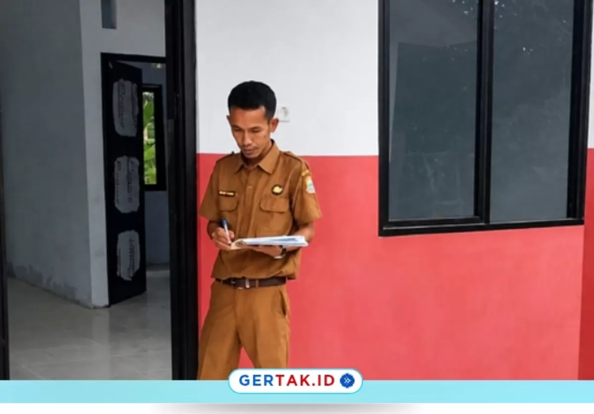 Keterangan Foto: Kepala Bidang SD Dinas Pendidikan Kabupaten Lebak, Sahril Apani melakukan monitoring kondisi ruang kelas di salah satu sekolah dasar di Lebak./Dok.Istimewa