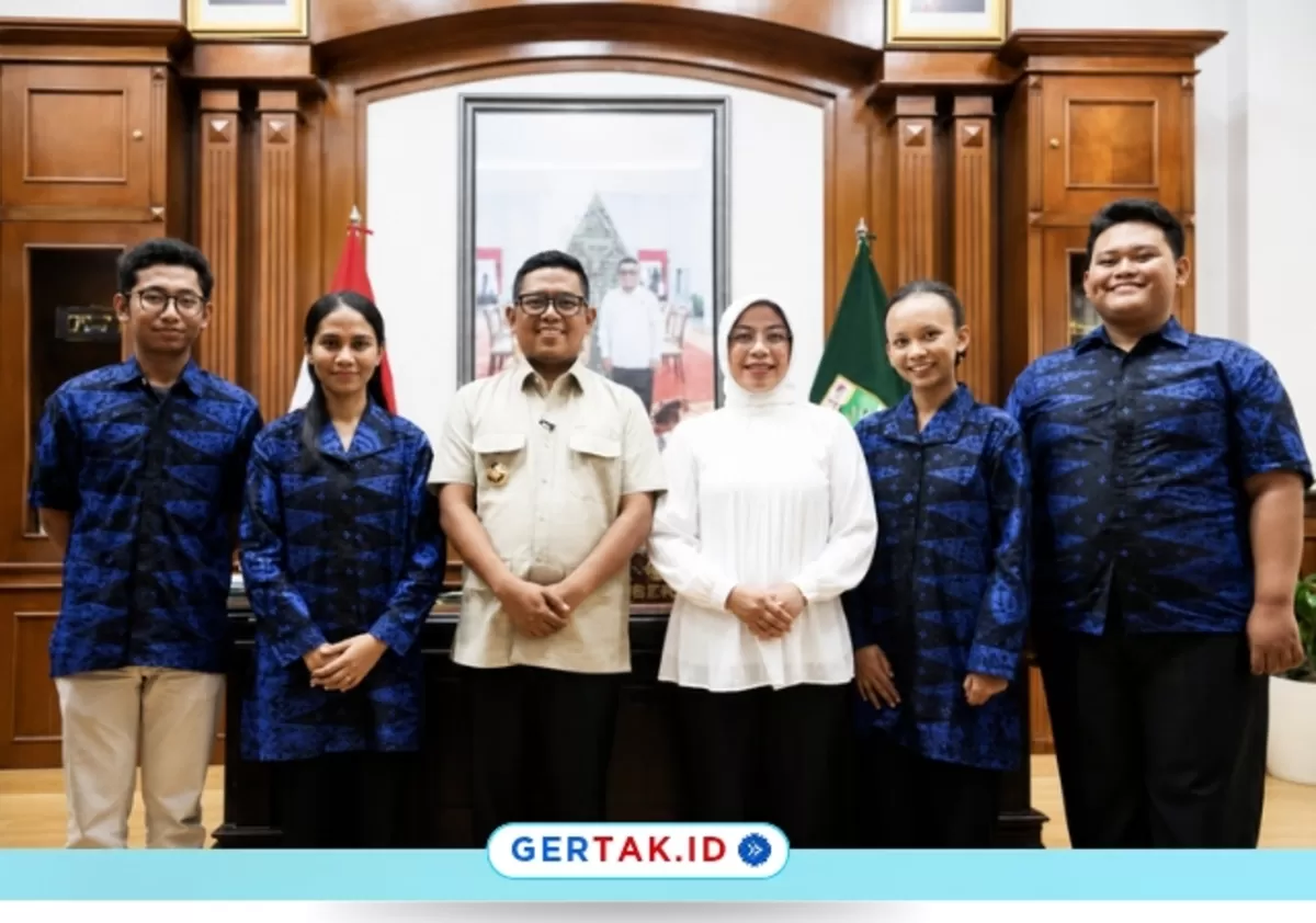 Keterangan Foto: Gubernur Banten Andra Soni berfoto bersama empat delegasi Gita Bahana Nusantara (GBN) 2026 asal Provinsi Banten usai acara pelepasan menuju karantina dan pelatihan nasional./Dok.Ist