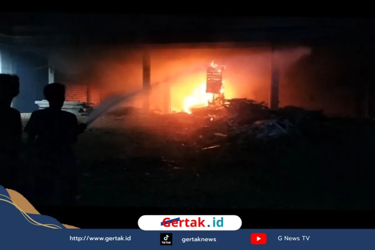 Mesin Kayu di Tanggumung Sampang Dibakar, Damkar Bergerak Cepat Padamkan Api  