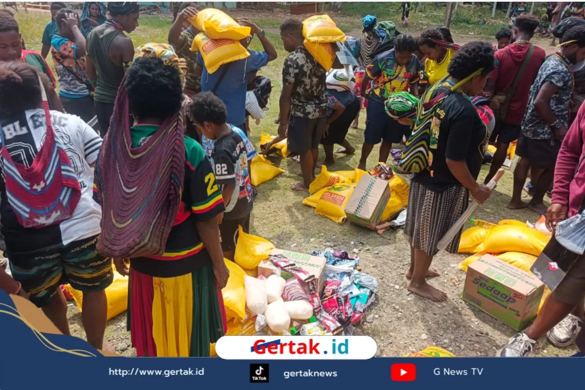 Sinode GKI Salurkan Bantuan untuk Pengungsi Kabupaten Puncak di Nabire  