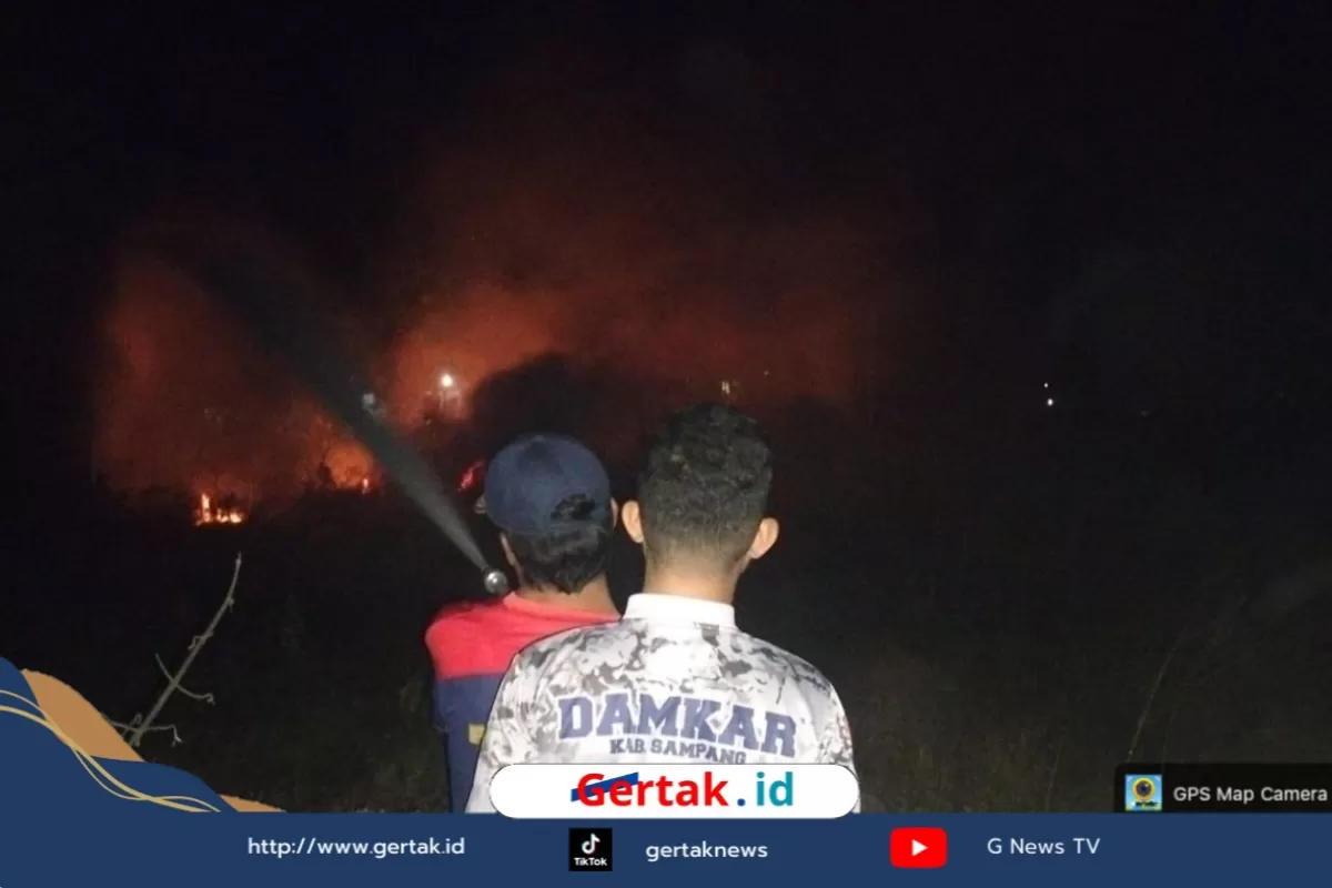 Lahan Kering di Krampon Sampang Terbakar, Damkar Melesat Dengan Cepat  