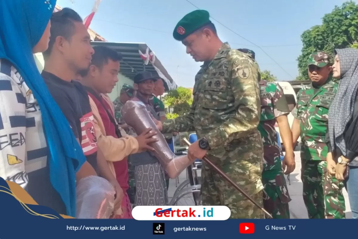 Haru! TNI Sampang Bantu Warga, Kisah Kaki Diganti Kaos Kaki Bikin Miris  