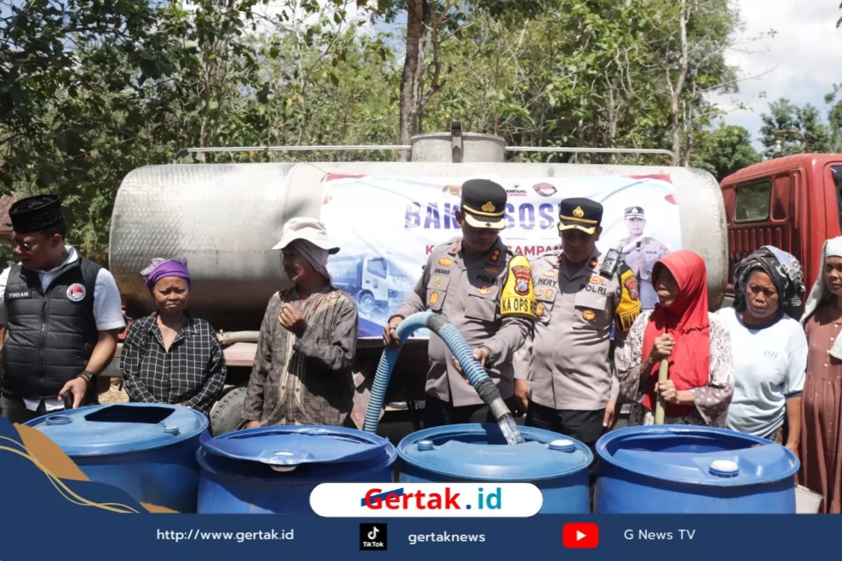 Kapolres Sampang Salurkan Air Bersih, Ulama Soroti Jalan Rawan Kecelakaan  
