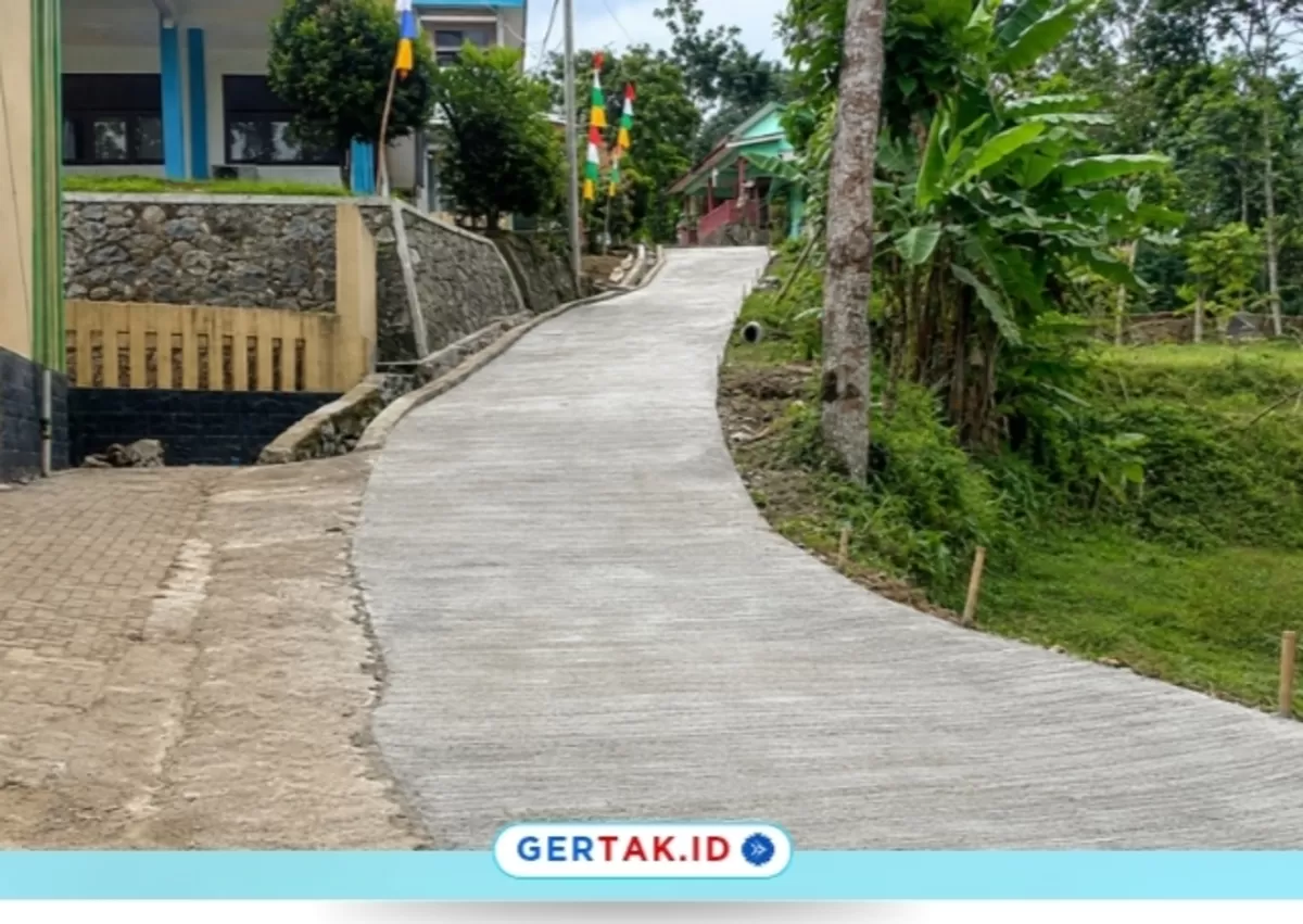 Foto : Jalan Lintas Sekolah di Desa Ciparasi yang dibangun Gotong Royong oleh Warga bersama sejumlah Pihak./Dok.Gertak.id