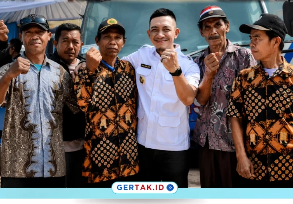 Keterangan Foto : Moment Bupati Lebak, Hasbi Jayabaya (Tengah Kemeja Putih) Foto bersama warga saat Hadiri Peresmian Jembatan Merah Putih Presisi di Bayah./Dok.Gertak.id