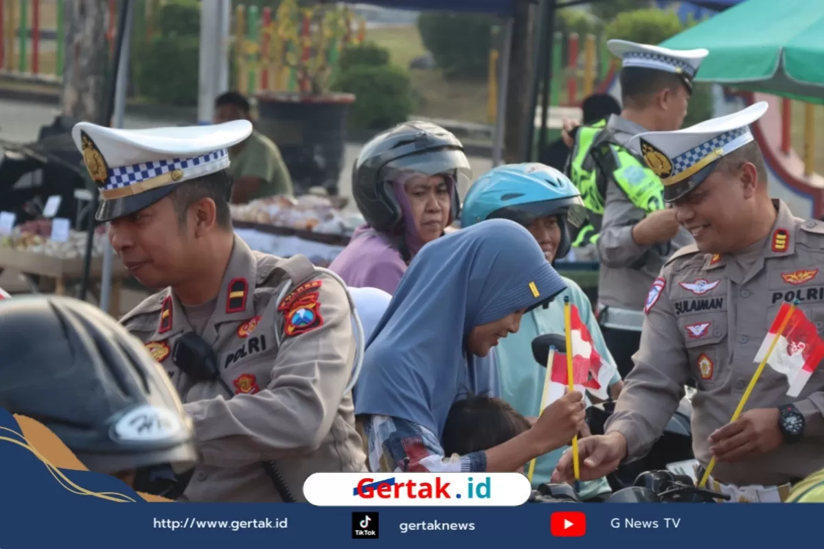 Satlantas Sampang Gebber Bagi Bendera Merah Putih, Warga Diajak Tertib Berkendara  