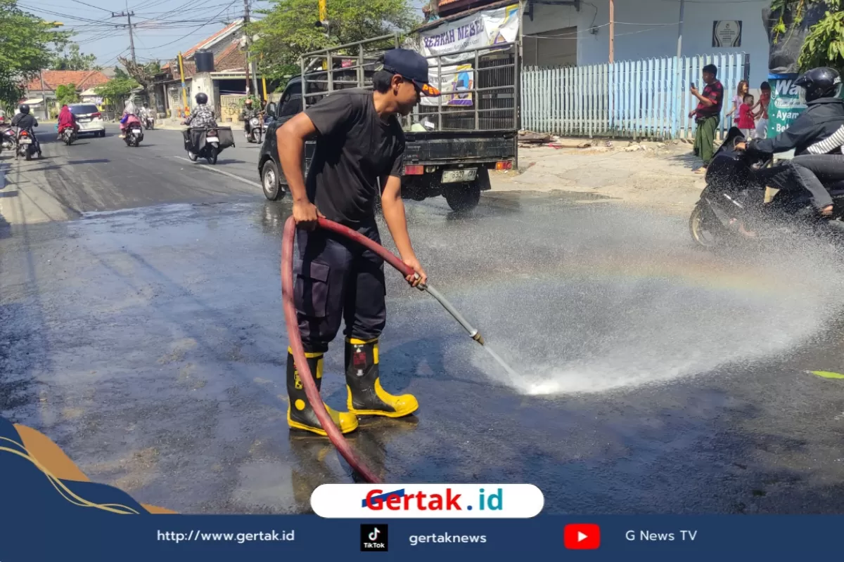 Solar Tumpah di Jalan Imam Bonjol Sampang, Empat Warga Jadi Korban  