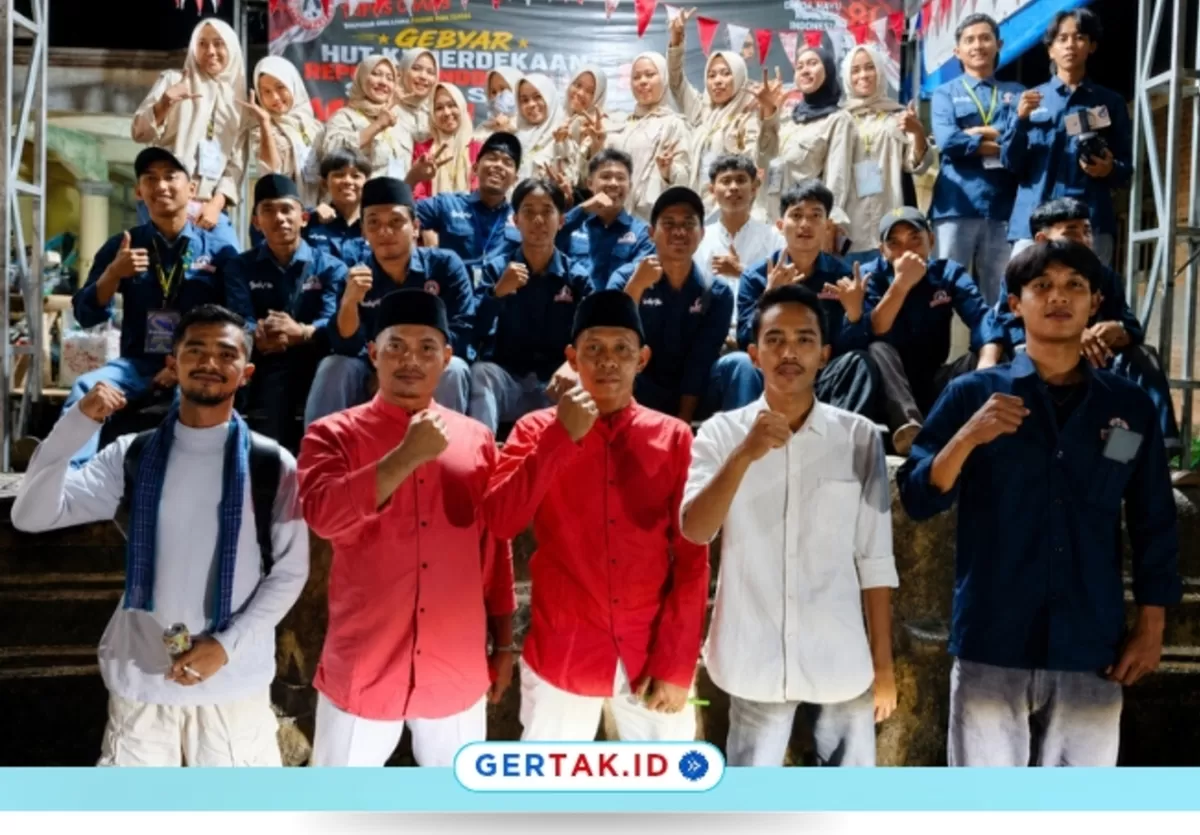 Keterangan Foto: Moment Para Penggagas dan Panitia Nobar Film "Sang Saka Merah Putih" foto bersama usai acara selesai di Kampung Tapos Caang, Selasa (18/8/26)./Dok.Gertak.id
