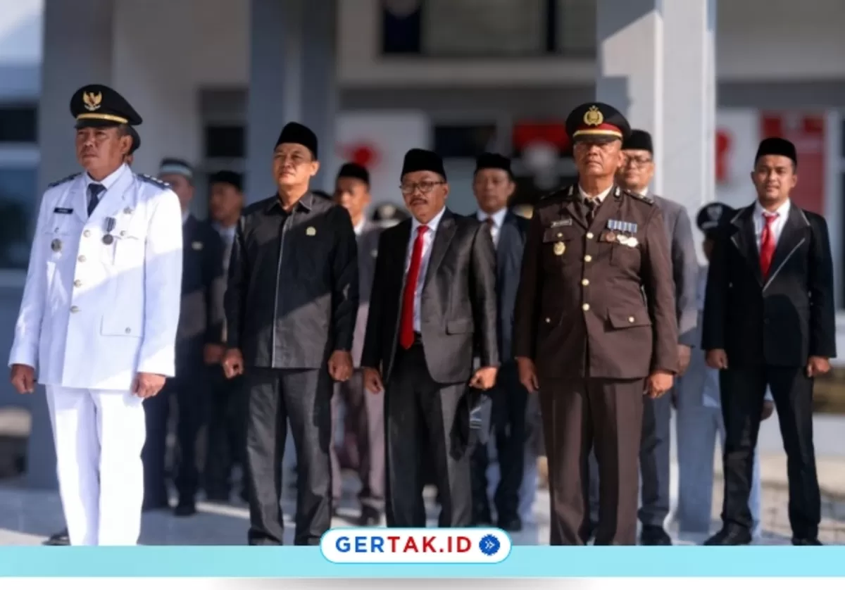 Keterangan Foto: Anggota DPRD Lebak H. Mustopa bersama jajaran Forkopimcam dan peserta upacara usai mengikuti peringatan HUT ke-81 RI di Kecamatan Muncang, Senin (17/8/2026)./Dok.Gertak.id