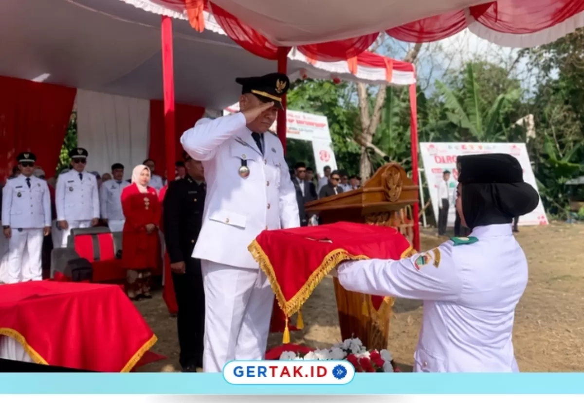 Keterangan Foto: Camat Cilograng H. Tatang Kusmana saat mengikuti prosesi upacara HUT ke-81 Kemerdekaan RI, (17/8/26).Dok.Gertak.id