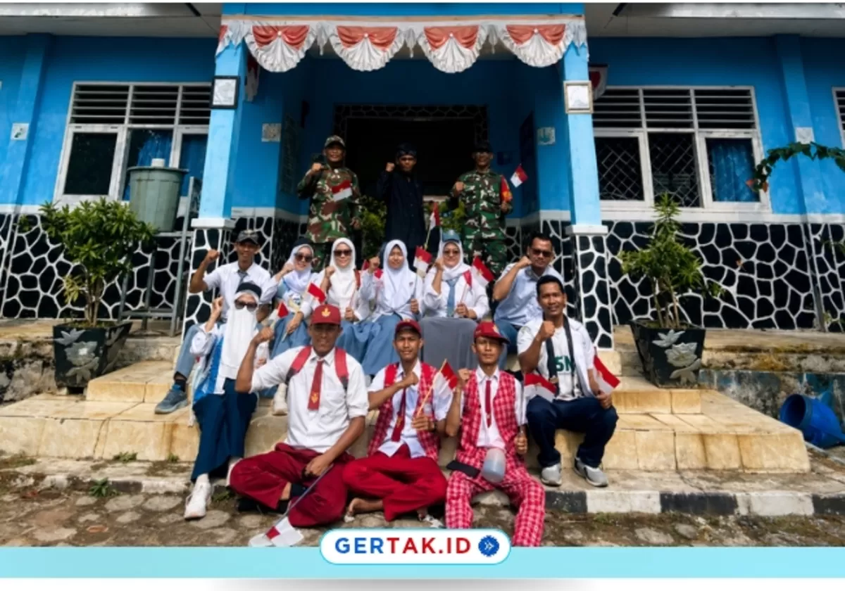 Keterangan Foto: Moment Foto bersama Para Guru SMP Negeri 3 Muncang saat mengikuti karnaval kemerdekaan dalam rangka memeriahkan HUT ke-81 RI, Rabu (19/8/2026)./Dok.Gertak.id