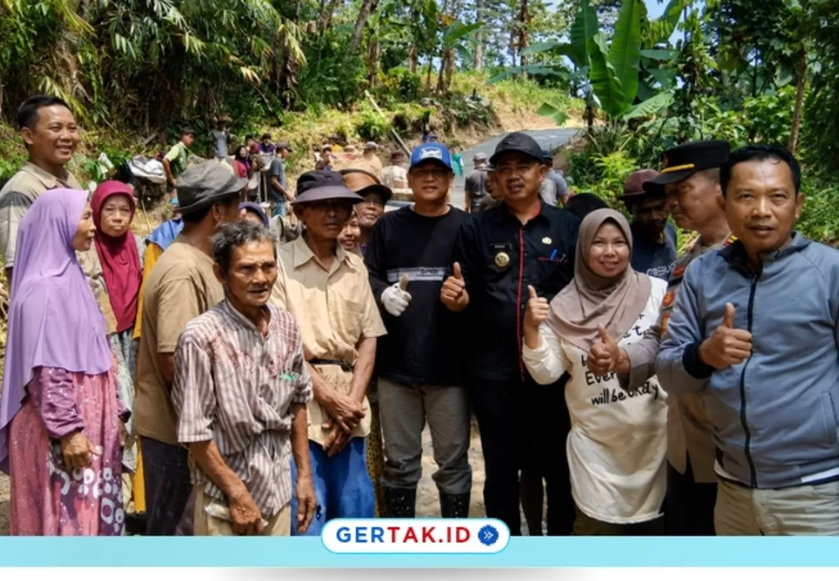 Foto : Warga Palendeng Bangun Jalan Kampung Secara Gotong Royong, Kamis (20/8/26)./Dok.Gertak.id