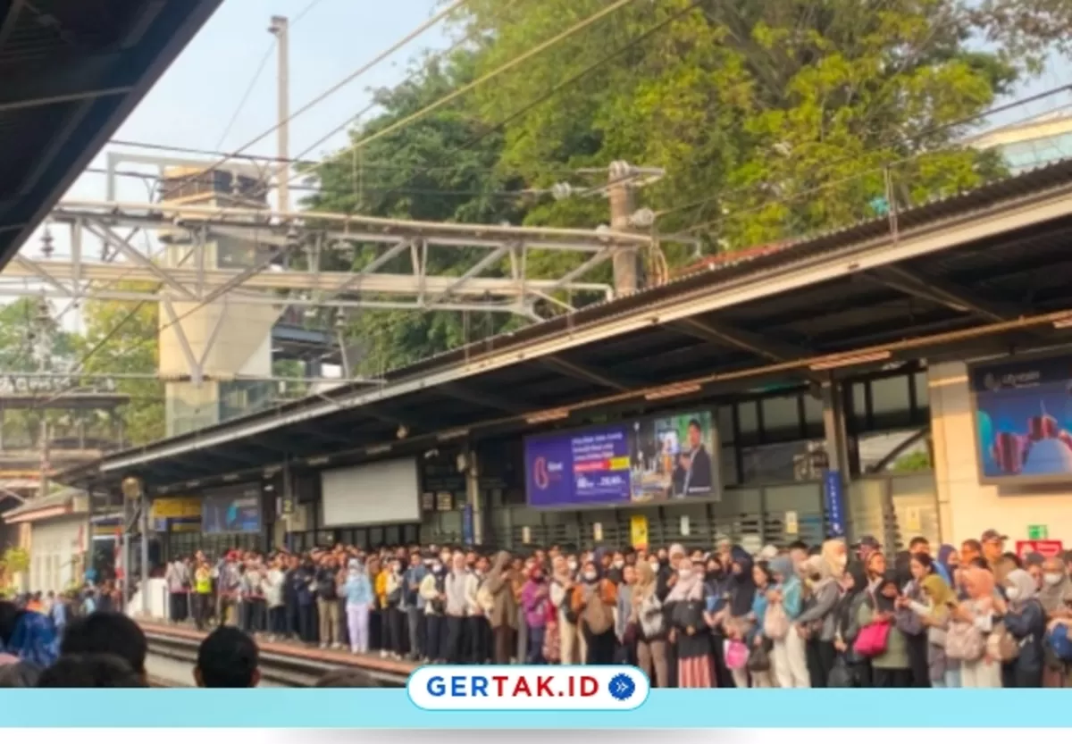 Terjadinya kepadatan di sejumlah stasiun usai gangguan KA 1183 dan KA 1914A pada Kamis, 20 Agustus 2026. (Threads/@susaans)