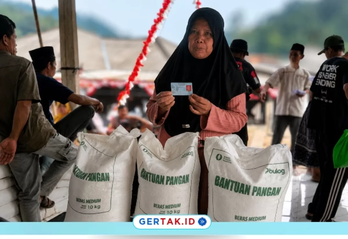 Keterangan Foto: Potret salah satu KPM di Desa Sobang Lebak Terima Bantuan Beras pada 24 Agustus 2026./Dok.Gertak.id