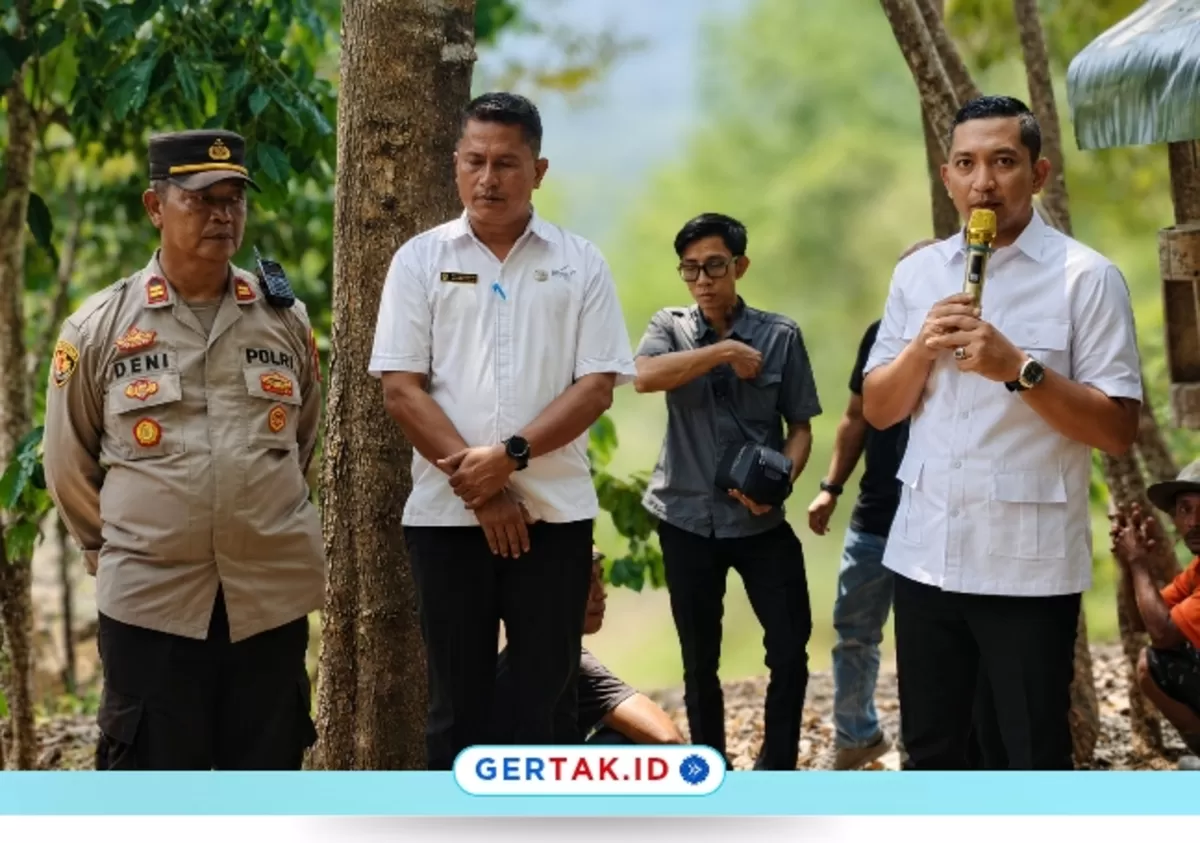 Moment Ketua Gapensi, Nabil Jayabaya Kunjungi Jalan Swadaya Kampung Palendeng Lebak./Dok.Gertak.id