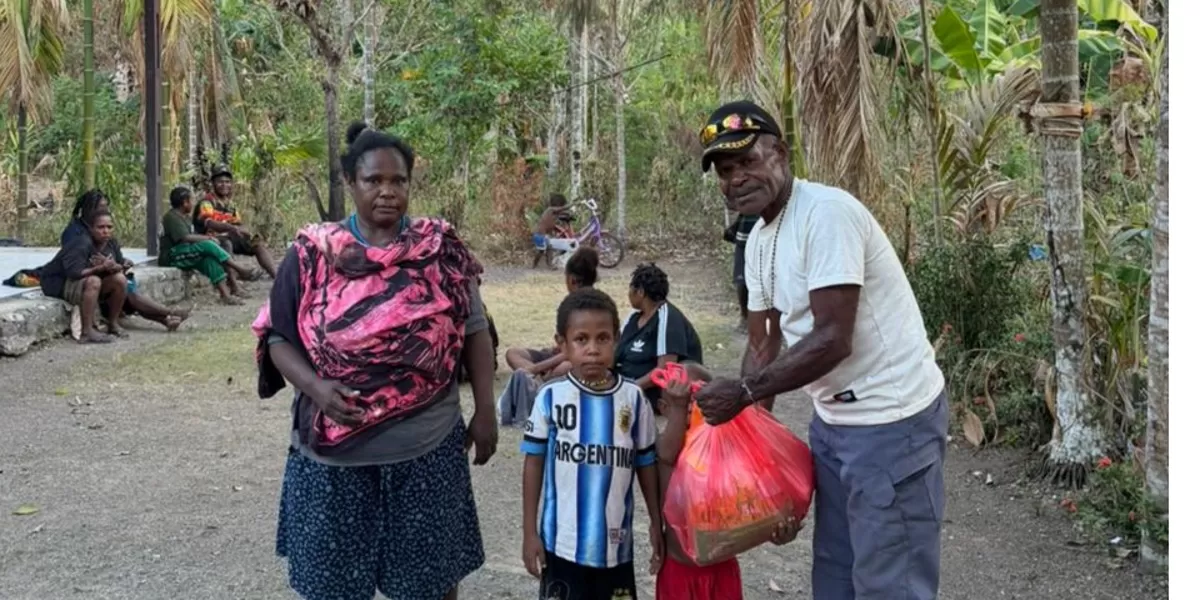 Kepala Suku Dani Rayon Nabire Timur Kosinus Wenda saat menyampaikan imbauan kamtibmas dan dukungan program pemerintah kepada masyarakat di Kampung Sanoba Atas.