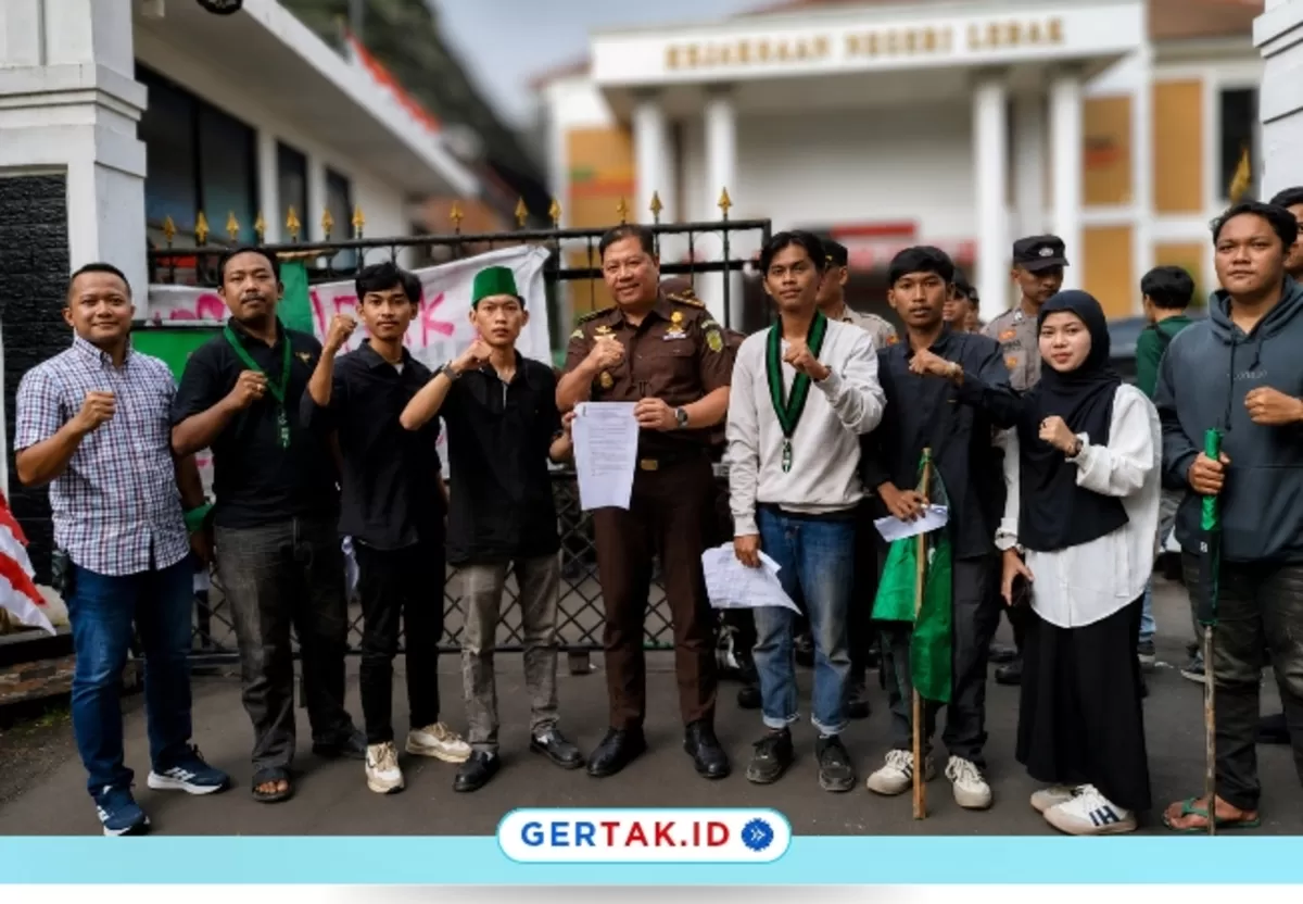 Keterangan Foto: Massa HMI MPO Lebak bersama pihak Kejaksaan Negeri Lebak usai menyampaikan aspirasi dalam aksi di depan Kantor Kejari Lebak, Senin (31/8/2026)./Dok.HMI MPO Lebak.