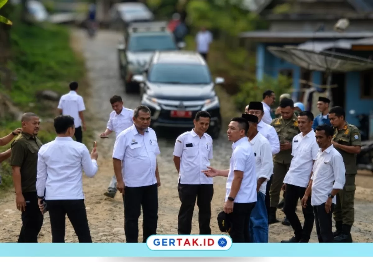 Keterangan Foto: Bupati Lebak Moch. Hasbi Asyidiki Jayabaya saat meninjau kondisi ruas Jalan Cimerak-Sobang, Kecamatan Sobang, Rabu (2/9/2026)./Dok.Gertak.id