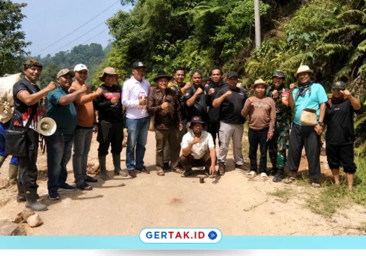 Ketua APDESI Kecamatan Cibeber H. Tating Sutiana bersama para Kepala Desa dan warga saat bergotong royong menangani kerusakan Jalan Citorek&ndash;Cirotan, Sabtu (5/9/2026)./Dok.Gertak.id