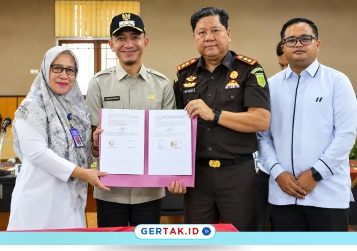 Keterangan Foto: Bupati Lebak dan Kajari Lebak saat penandatanganan Nota Kesepakatan./Dok.ProtokolLebak/Gertak.id