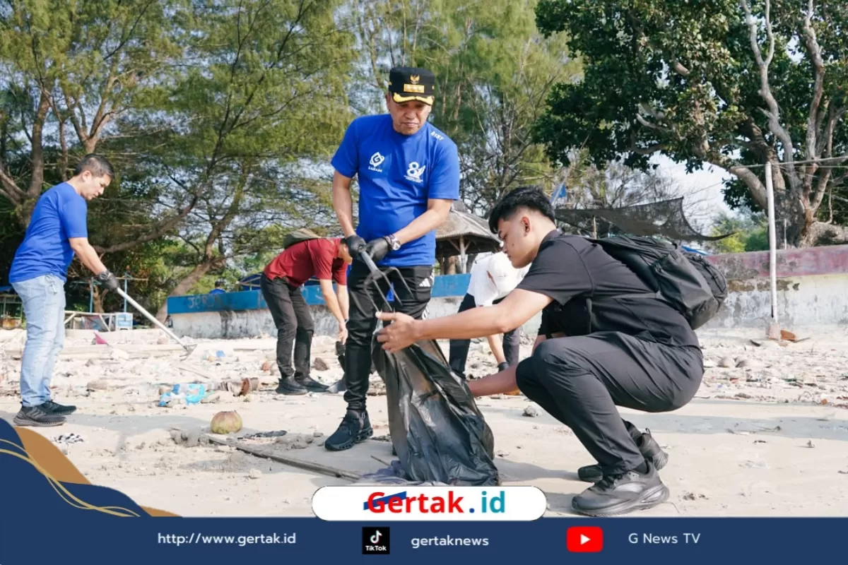 PT Garam dan Bupati Sampang Kompak Bersihkan Pantai Camplong  