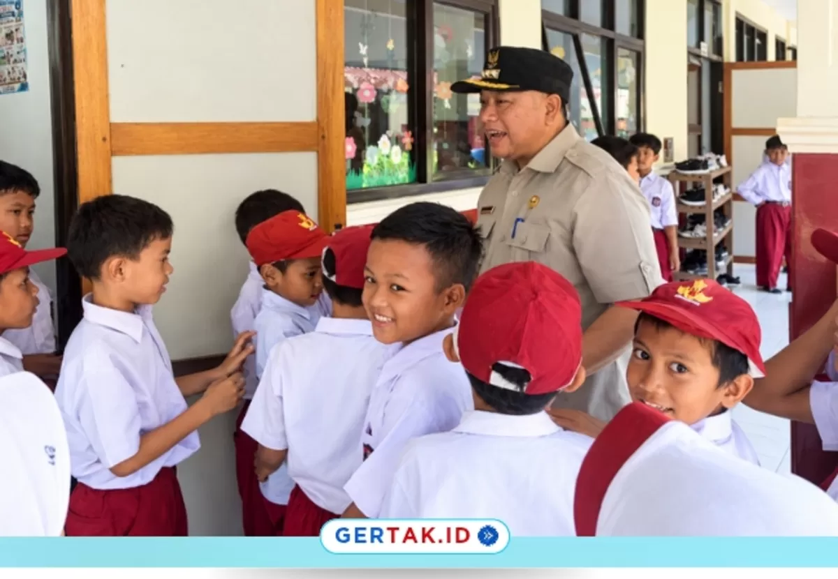 Camat Cilograng Tatang Kusmana saat Pantau Aktivitas SDN 01 Cireundeu./Dok.Gertak.id