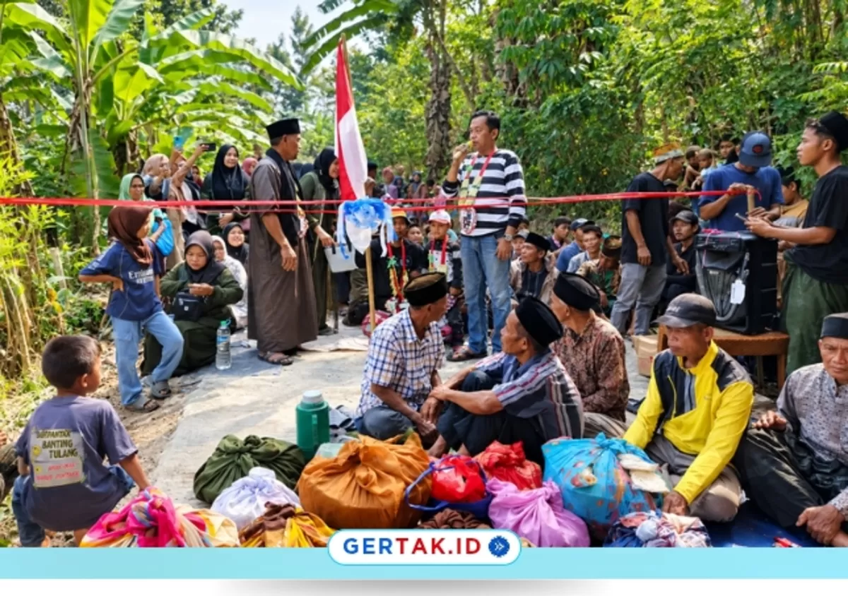 Potret Warga Palendeng saat Meresmikan Jalan Hasil Swadaya Masyarakat./Dok.Gertak.id
