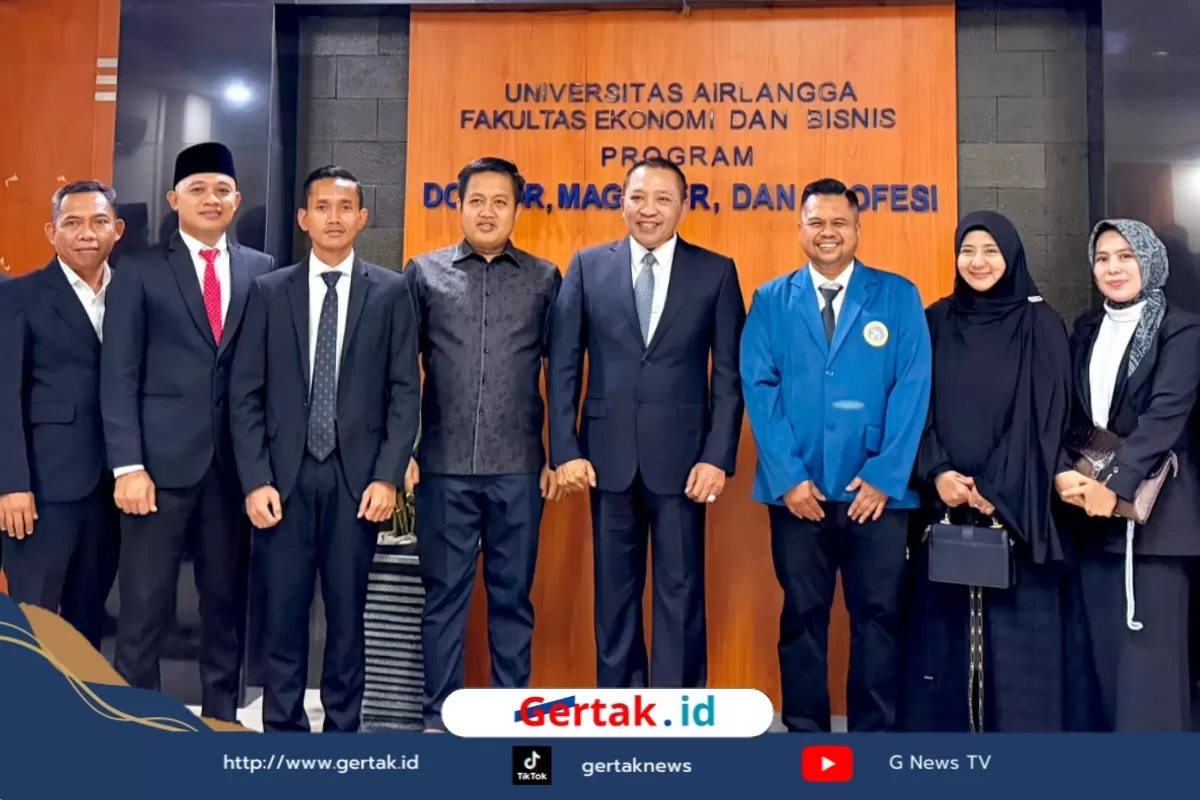 Bupati Sampang Hadiri Ujian Doktor, Direktur Bank Sampang Syaifullah Asyik di Unair  