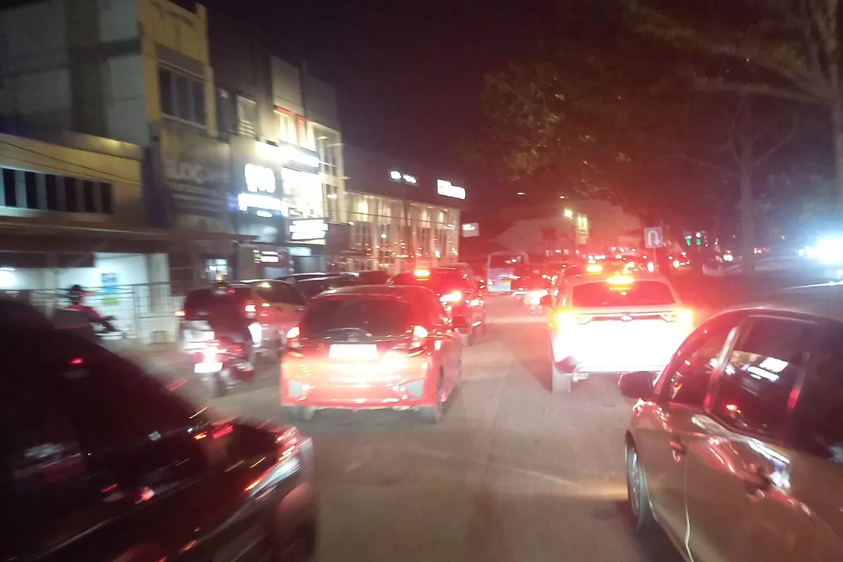 Kemacetan terjadi di lampu merah bcs mall 