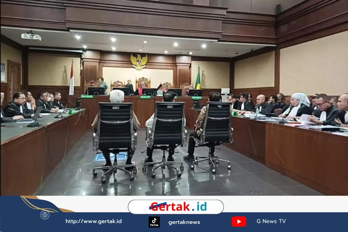 Eks Jampidsus Febrie Adriansyah saat mengikuti persidangan perkara korupsi dan TPPU di Pengadilan Tipikor Jakarta Pusat, Rabu (14/10/2026) (YouTube/@tvhariannasional).