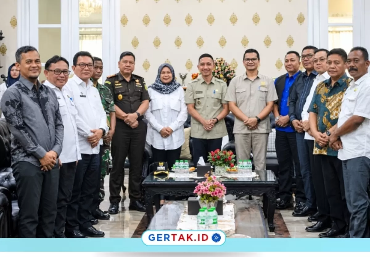 Keterangan Foto: Foto bersama para pihak terkait usai kick-off pembangunan hunian tetap bagi korban bencana di Kecamatan Lebakgedong./Dok.Istimewa
