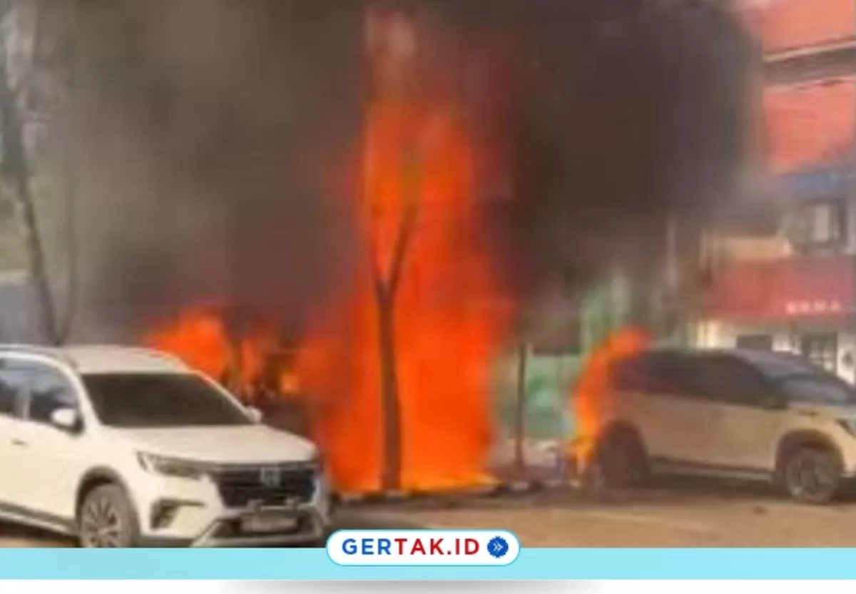 Foto : Mobil Terbakar di TIS Square Tebet/Tangkap layar Instagram Jakarta Terkini