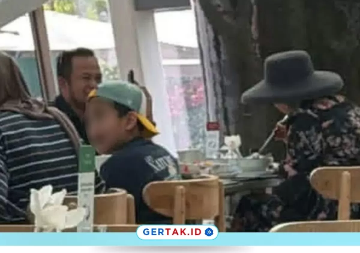 Momen viral Gubernur Kaltim, Rudy Mas'ud terciduk kamera tengah berada di Singapura./Dok.Threads/widodh01