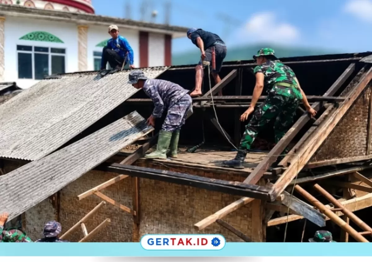 TMMD ke-130 Lebak, TNI-Polri Bangun Rumah Warga Tidak Mampu./Dok.Kiriman Warga