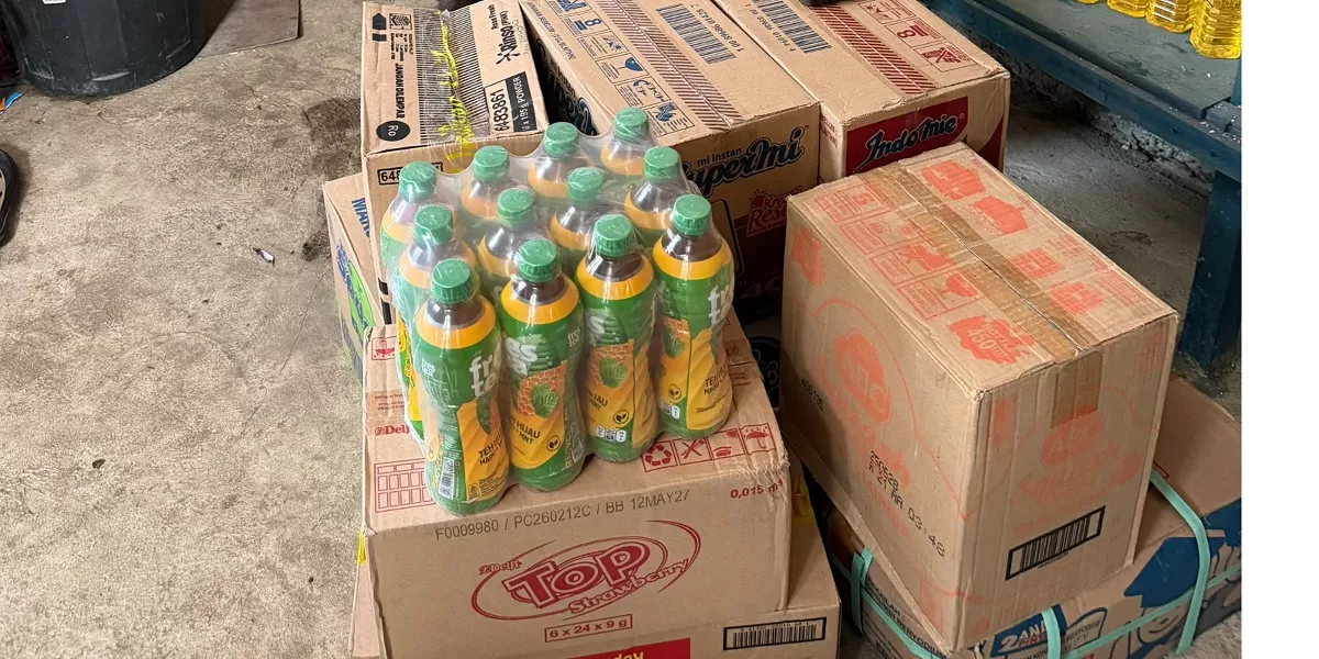 Kosinus Wenda, Kepala Suku Dani Rayon Nabire Timur, menerima bantuan barang dagangan dan modal usaha di Kios Nurry II, Kampung Sanoba Atas, Kabupaten Nabire, Papua Tengah.