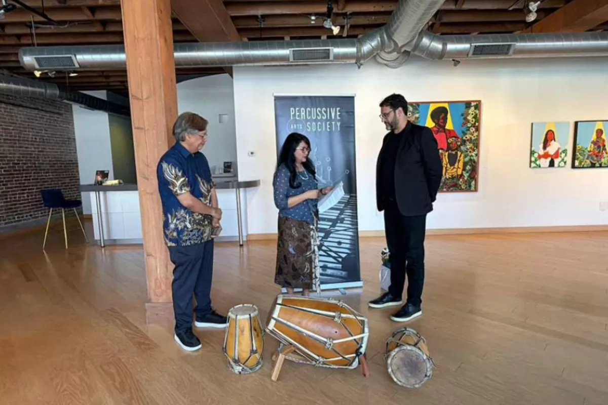 From left to right: Bowie Djati (Musician), Ms Trisari Dyah Paramita (Consul General of Republic of Indonesia in Chicago) and Joshua Simonds (Percussive ARts Society). Photo by Afif / KJRI Chicago.