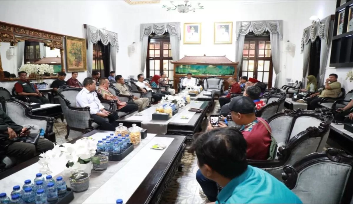 Menyambut May Day, Pemkab Sidoarjo susun Perbub kesejahteraan anak buruh! Kuota 5% sekolah negeri disiapkan. Rampung dalam sepekan. Simak (Wic)