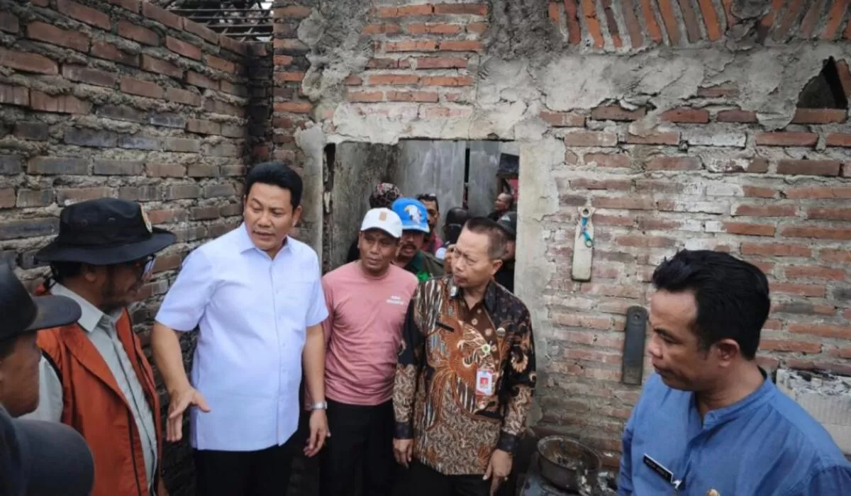 Bupati Sidoarjo Subandi kunjungi rumah korban kebakaran di Tulangan, beri dukungan moril. Rumah Suliyadi di Desa Grinting terbakar akibat korsleting listrik, kerusakan parah. (Nrhd)