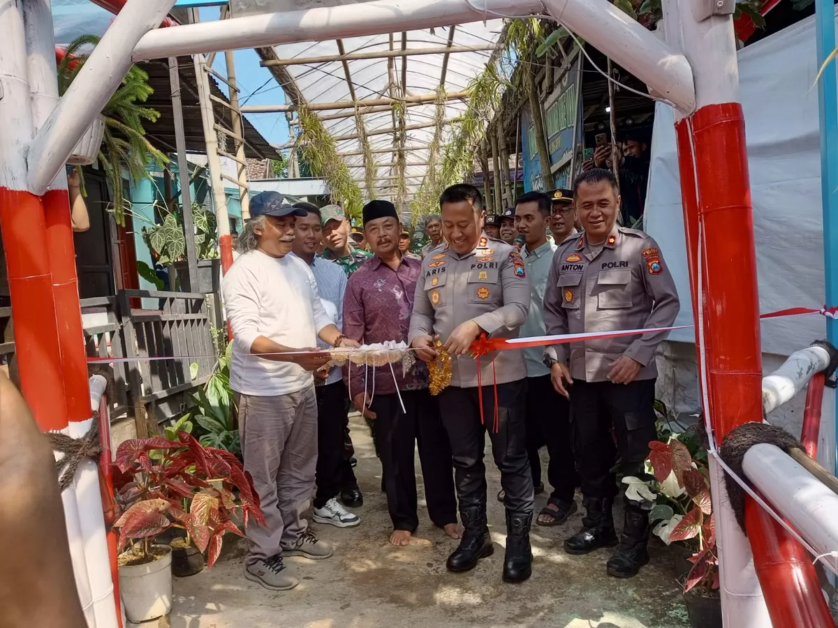 Deg-degan lewat jembatan? Kini warga Tulungrejo senyum lebar,  Polisi aduk semen, warga bawa makanan: gotong royong modern banget! (Made)