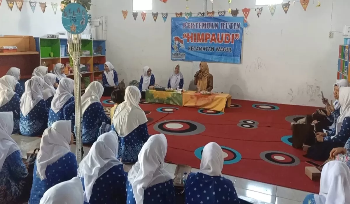 Haru! Puluhan guru PAUD di Wagir menangis saat melepas Bunda Siti Cholimah, penilik HIMPAUDI. (Dwi)