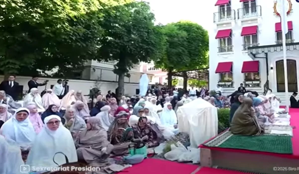 Presiden Prabowo salat Iduladha bersama diaspora di Paris, disambut takbir dan sapa hangat. Wisma Indonesia Paris jadi saksi kebersamaan, pemimpin dan rakyat bersatu dalam ibadah. (Wic)