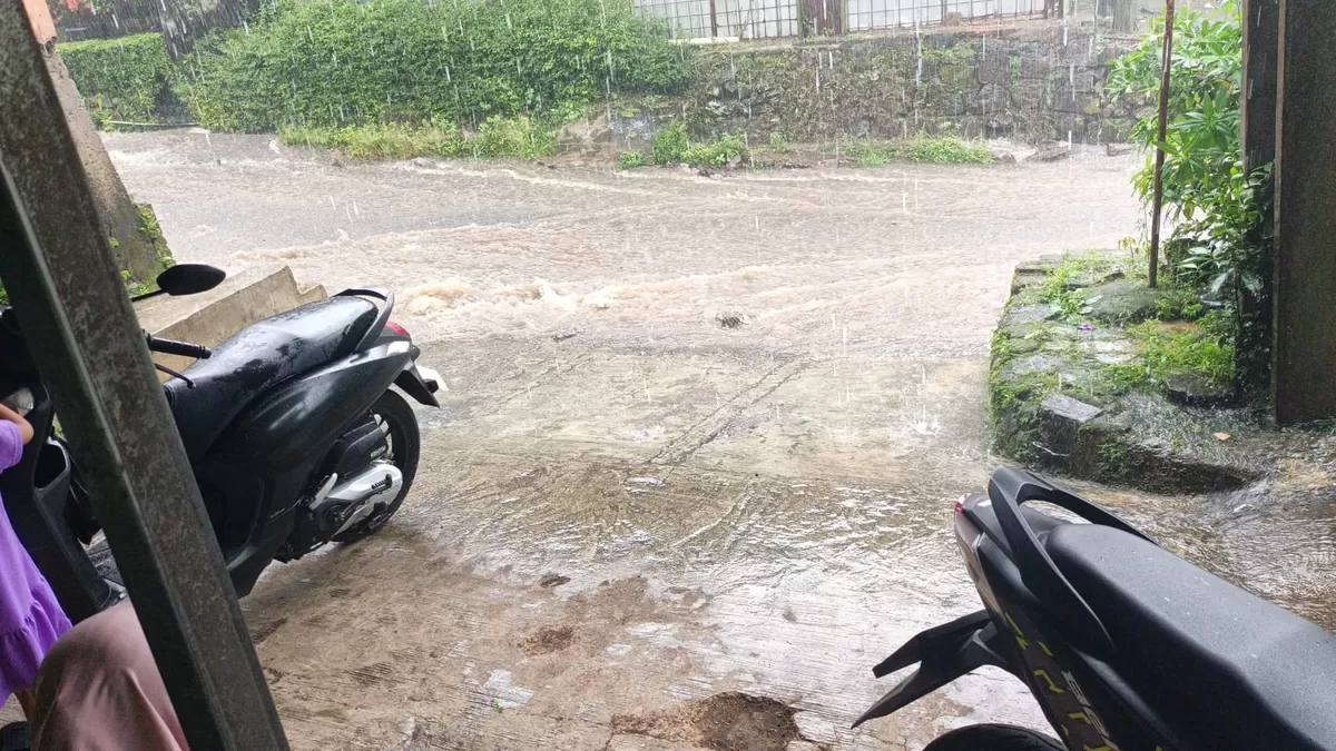 Foto : kondisi banjir didepan kantor Desa Kecamatan Malangbong Kabupaten Garut/Riyadi (Riyadi)