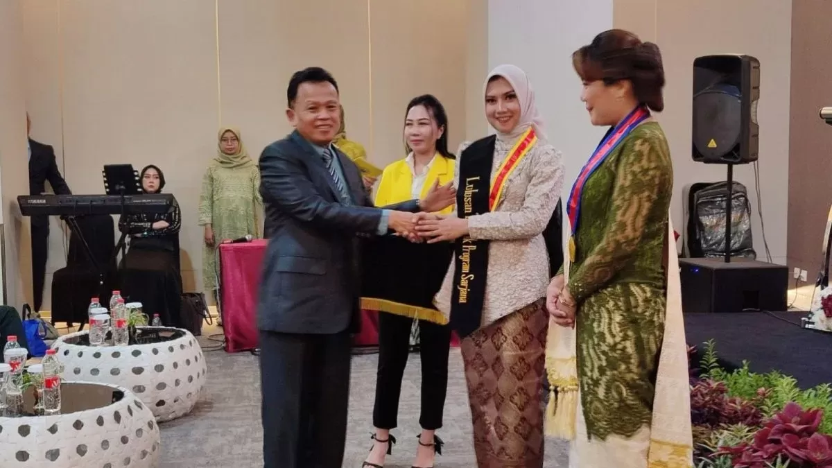 Dekan Fakultas Hukum Ubhara Surabaya, Dr. Karim, S.H., M.H. saat memberikan selempang kepada lulusan terbaik di Surabaya, Sabtu (25/4/2026). (ANTARA/ Faizal Falakki) (Bhegin)