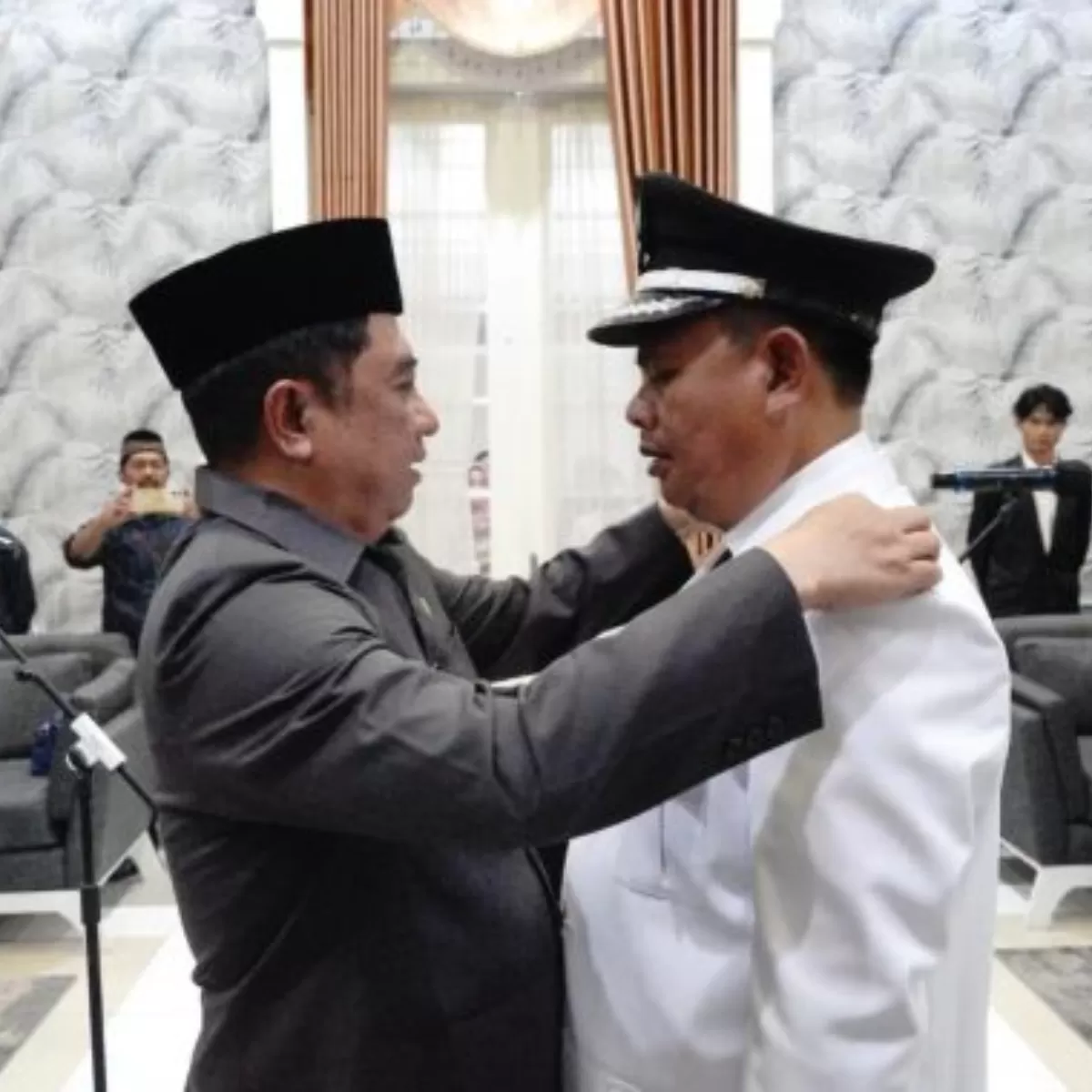 Buapati Garut Abdusy Syakur Amin melantik dua kepala desa hasil Pemilihan Antar Waktu (PAW) dalam sebuah prosesi formal di Ruang Pamengkang, Kecamatan Garut Kota, Senin (27/4/2026). Foto Istimewa